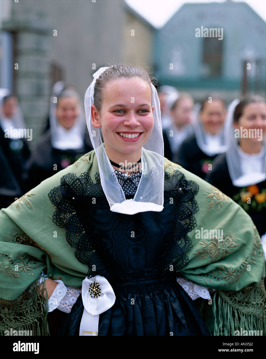 Breton traditional dress hi-res stock photography and images - Alamy