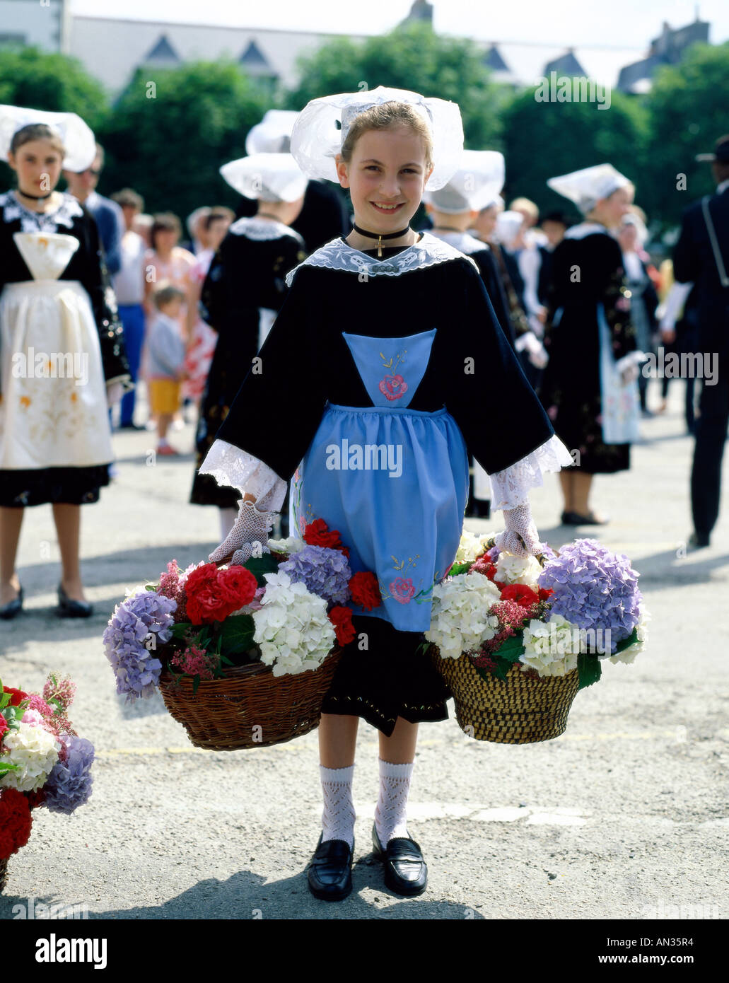 Breton traditional dress hi-res stock photography and images - Alamy