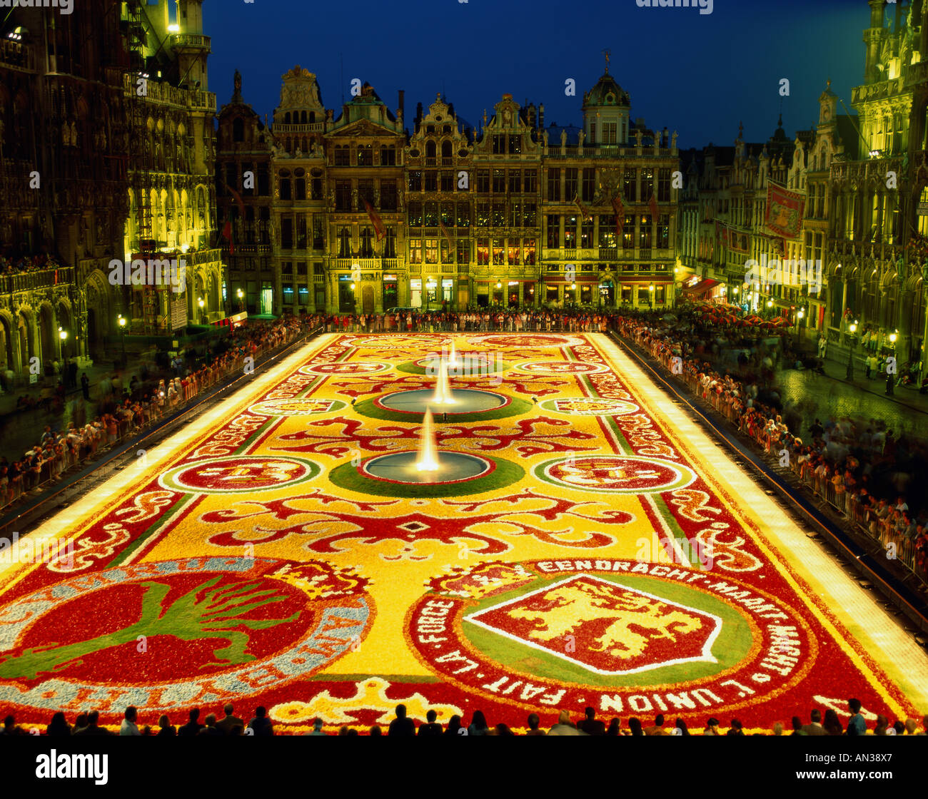 Grand Place / Floral Carpet (Tapis des Fleurs) / Night View, Brussels,  Belgium Stock Photo - Alamy