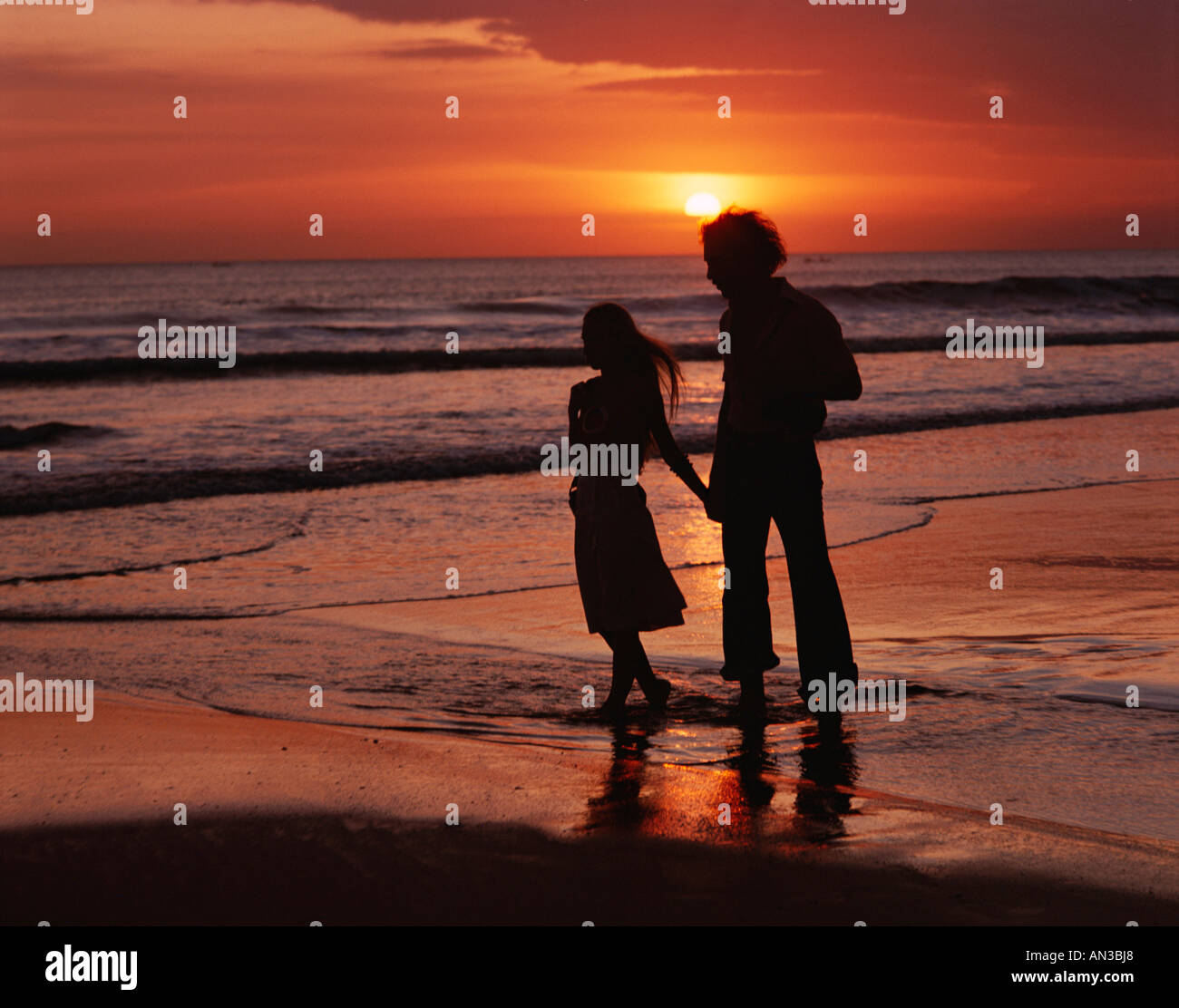 Man woman holding hands beach hi-res stock photography and images - Alamy