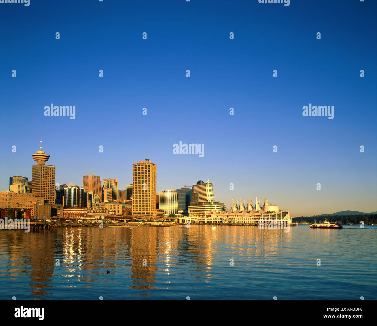 Vancouver city skyline waterfront hi-res stock photography and images ...