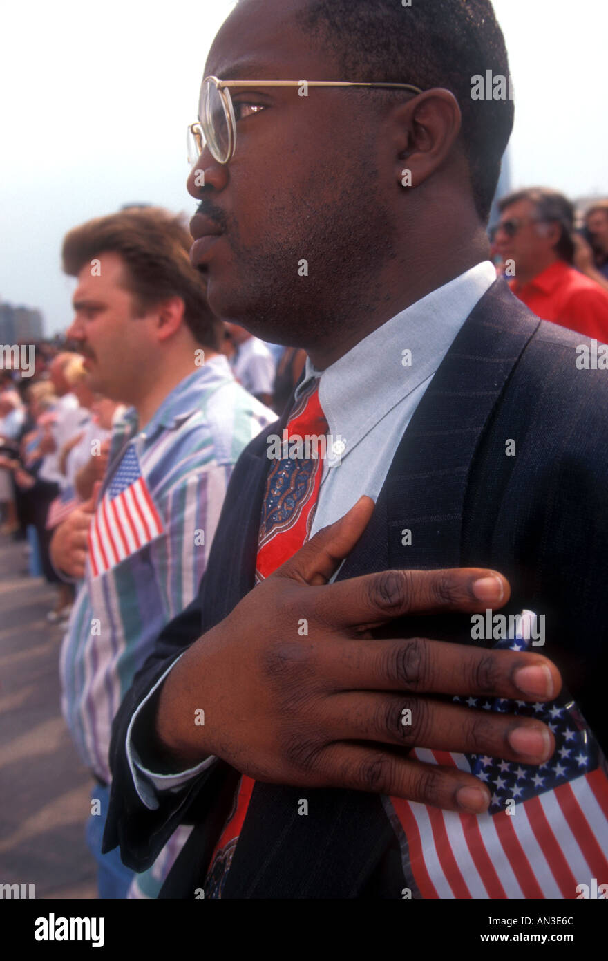 Detroit Michigan July 4 1999 Michael Adeyoju takes the pledge of allegiance as he becomes a new U S citizen Stock Photo