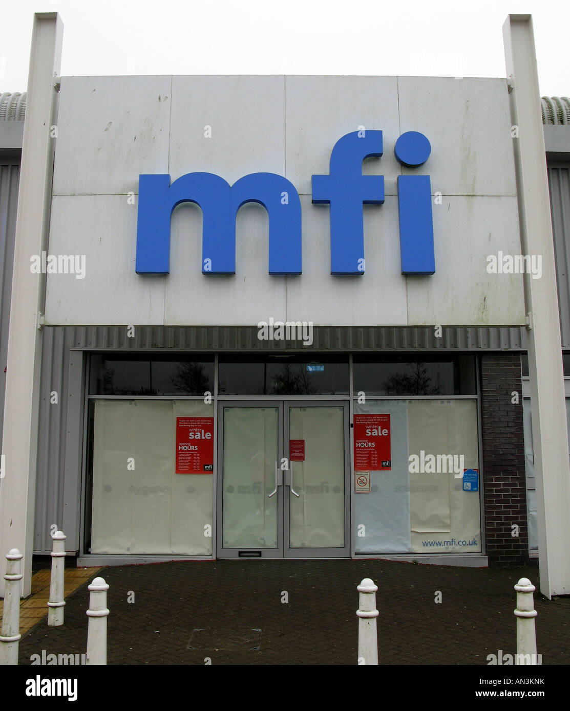 A closed MFI store with the windows boarded up Stock Photo
