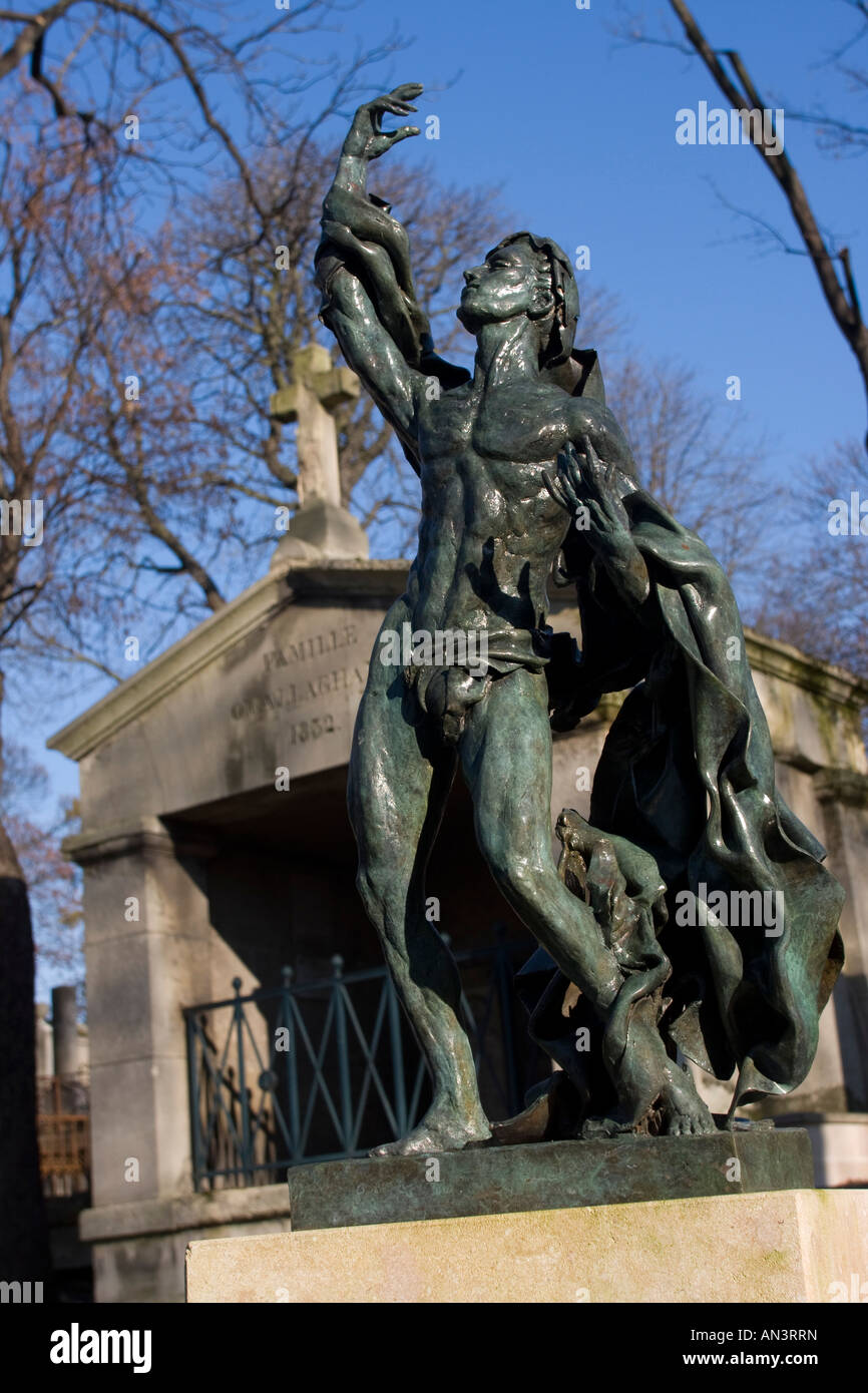 Père Lachaise Cemetery Memorial sculpture on grave Stock Photo