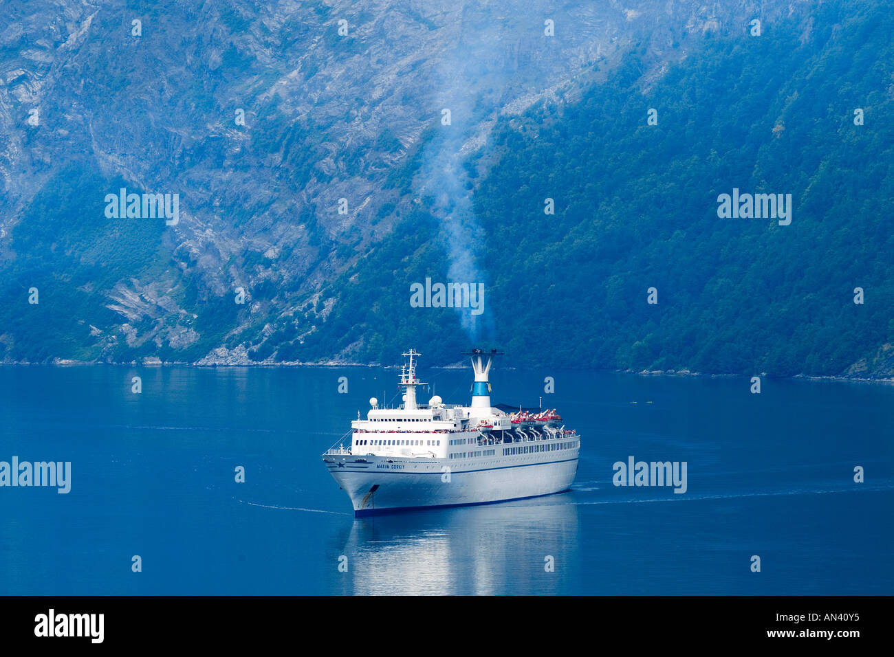 Cruising boat in geiranger hi-res stock photography and images - Alamy