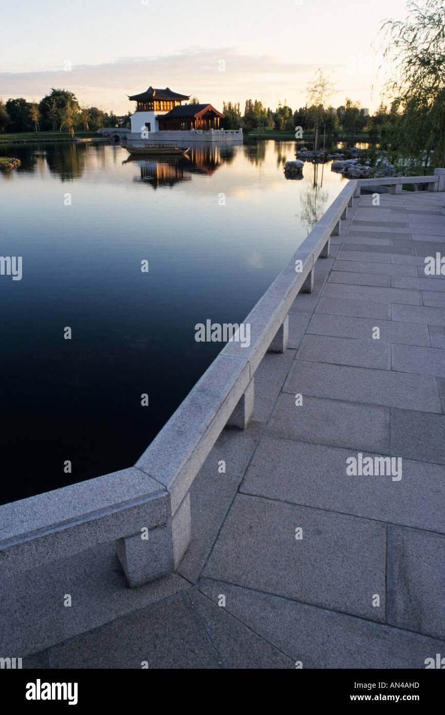 Zigzag bridge, Chinese garden, Erholungspark Marzahn, Berlin Stock Photo