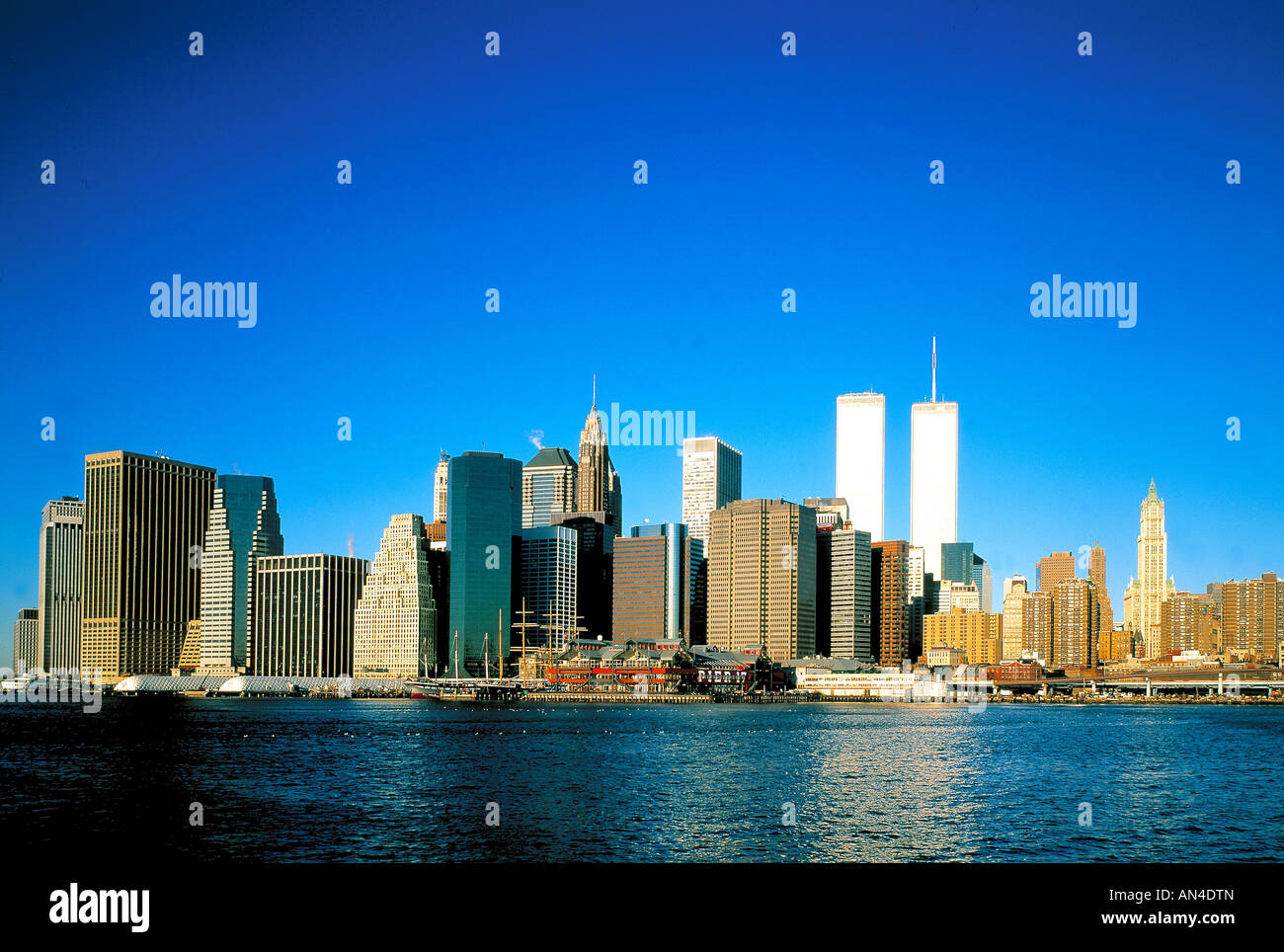 New york city twin towers skyline hi-res stock photography and images ...