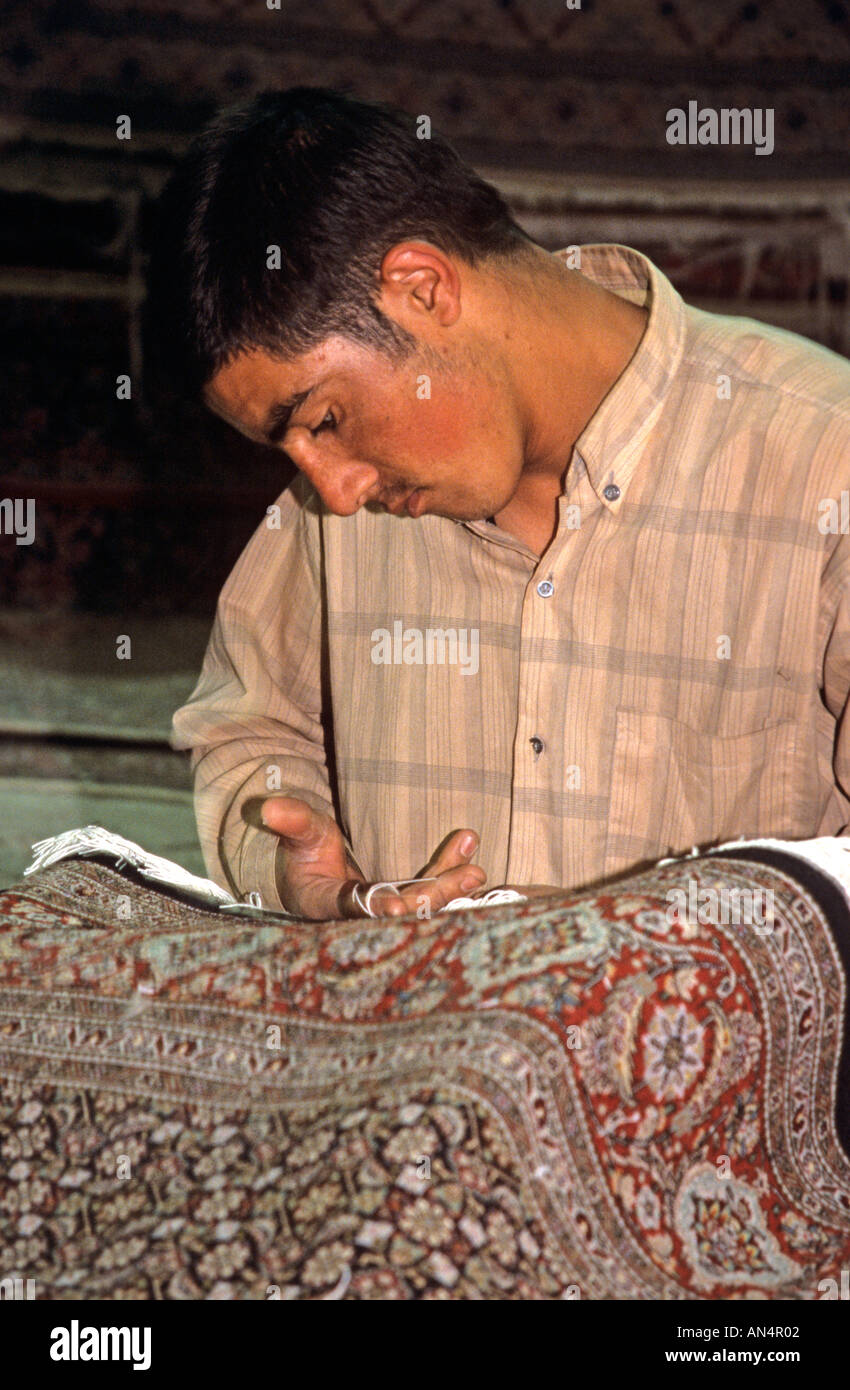 A carpet maker at work in Esfehan Iran Stock Photo Alamy
