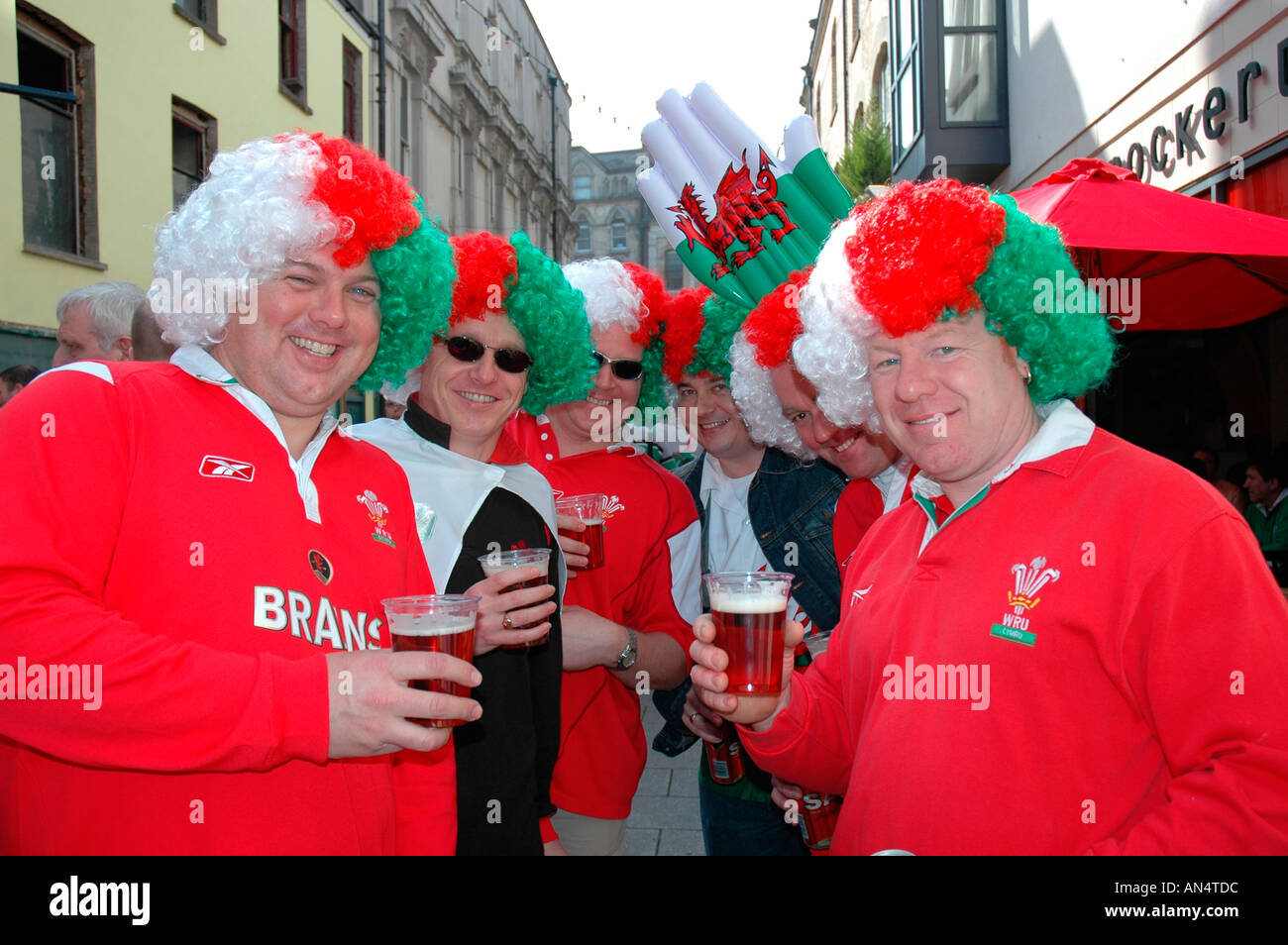 Welsh Rugby Dandelion Fans Welsh rugby fan beer hi-res stock photography and images - Alamy