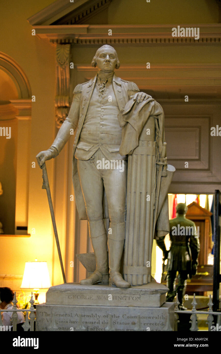 A statue of Washington first president of the United States in