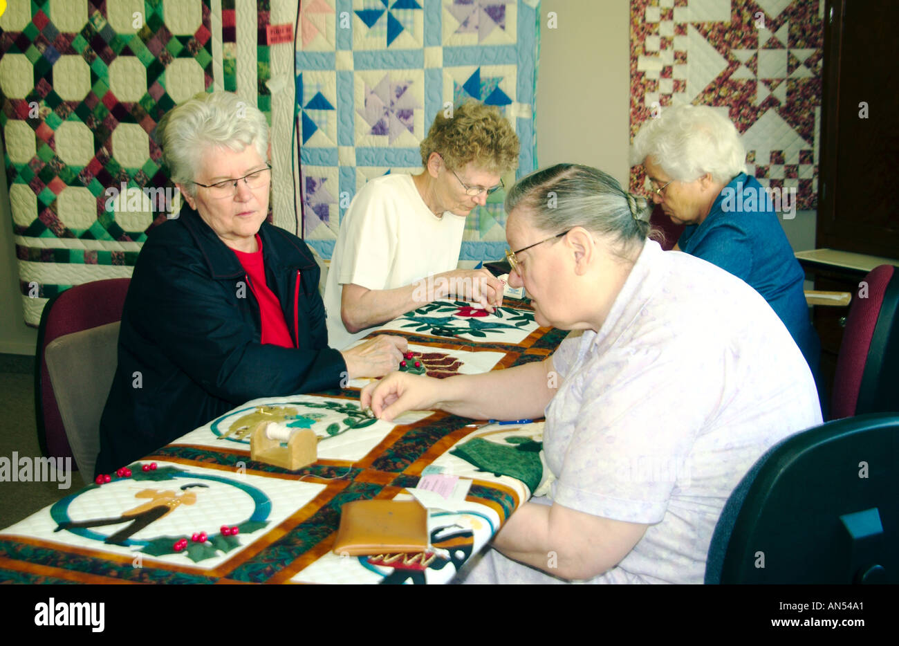 Quilting bee hi-res stock photography and images - Alamy