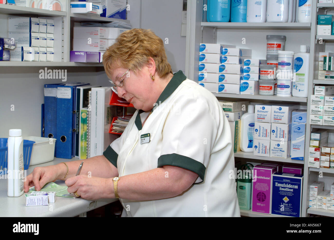 Pharmacist Preparing a Prescription in Dispensary Stock Photo - Alamy
