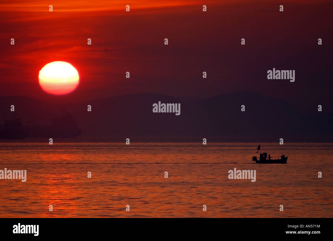 Sea bright sunset boat hi-res stock photography and images - Alamy