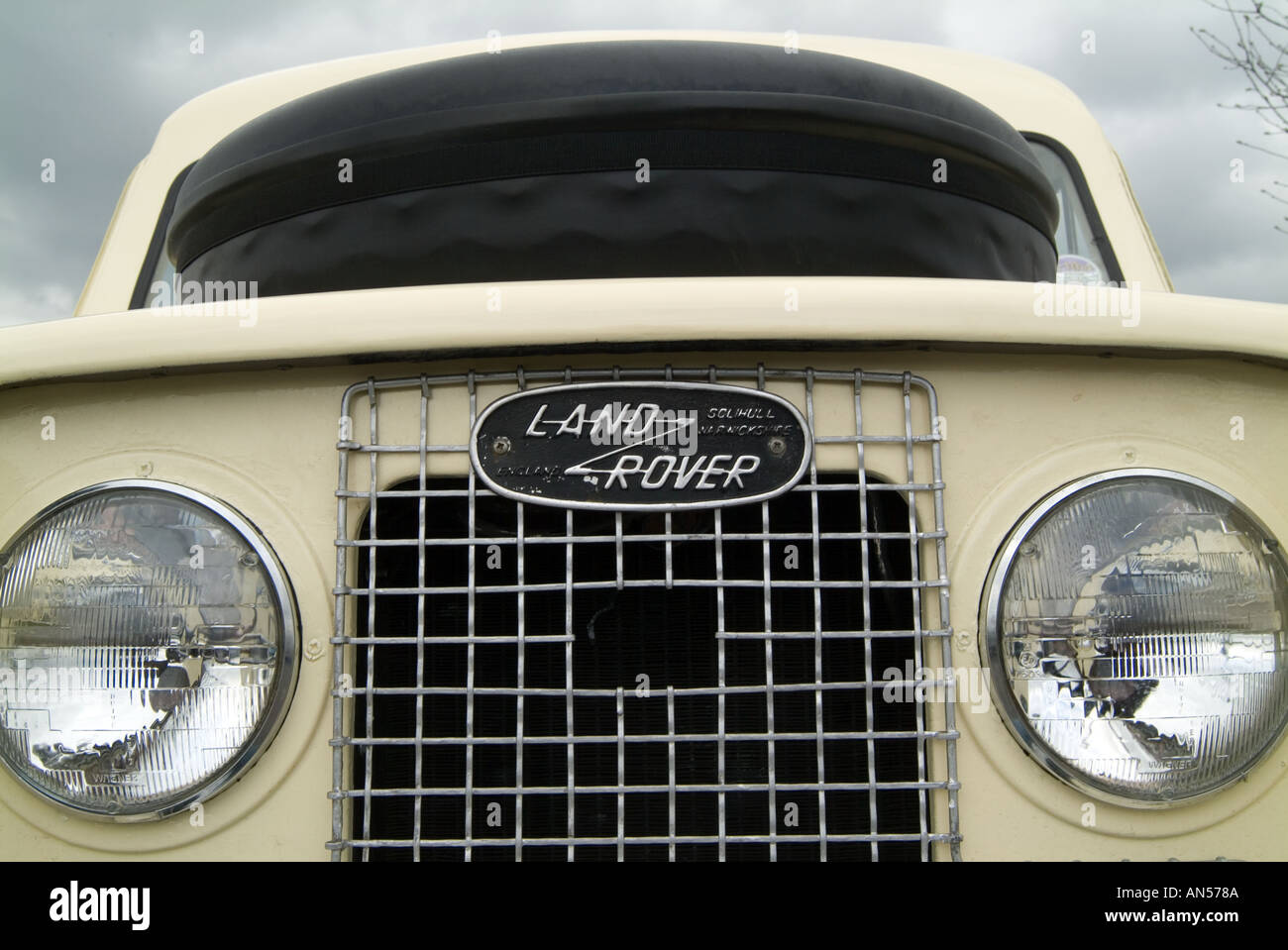 https://c8.alamy.com/comp/AN578A/classic-land-rover-ambulance-car-4-4-four-by-four-four-wheel-drive-AN578A.jpg