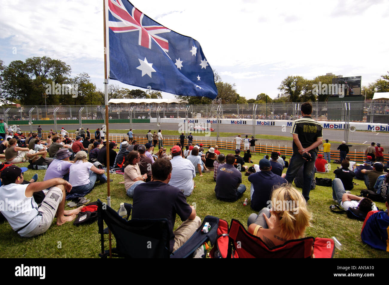 Spectators watch the Melbourne F1 Grand Prix at Albert Park 2004 Stock Photo