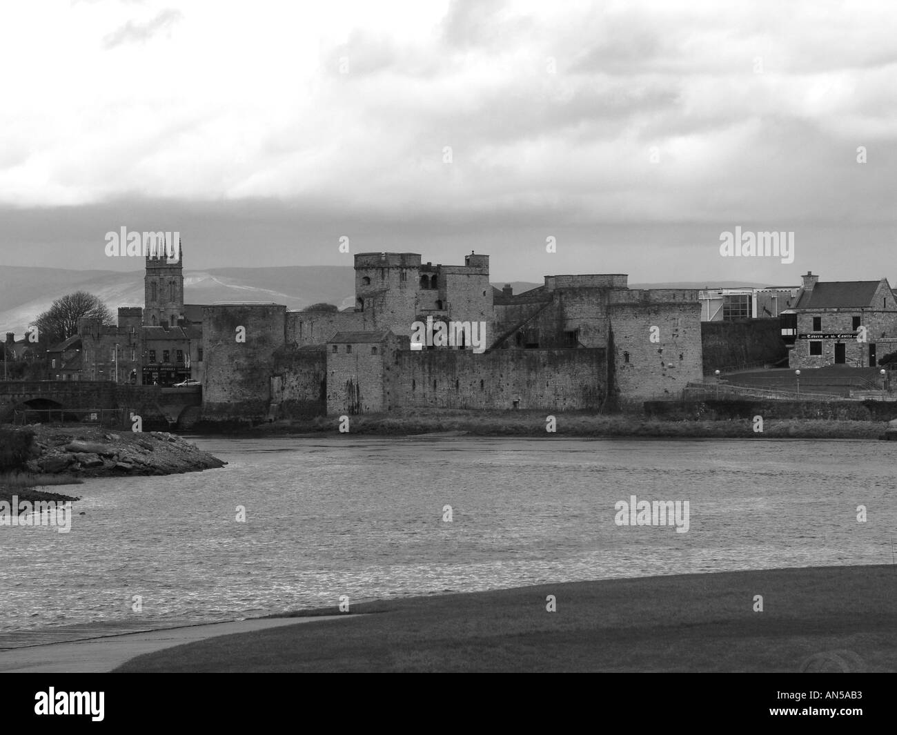 Limerick ireland castle Black and White Stock Photos & Images Alamy