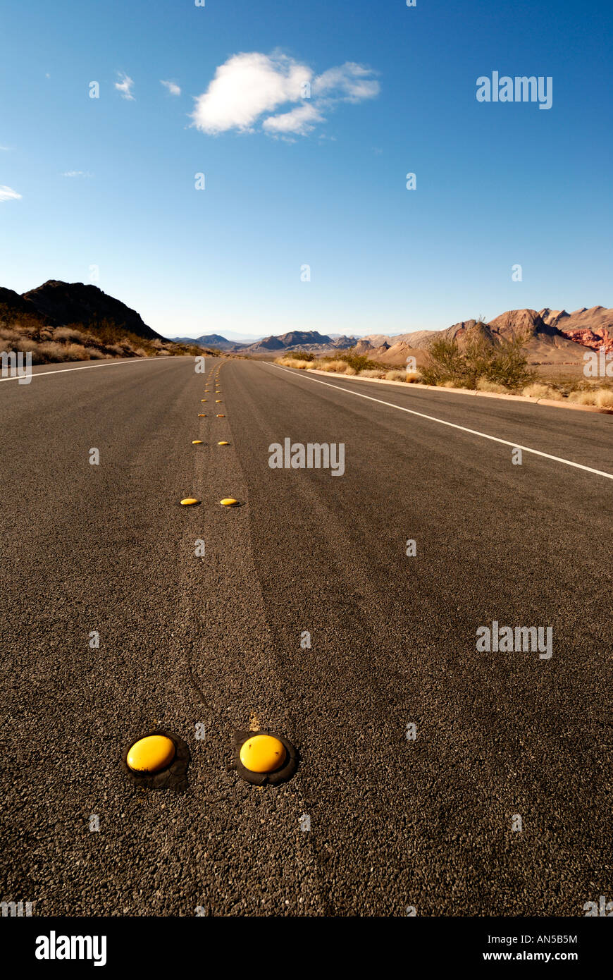 Lonely desert road hi-res stock photography and images - Alamy
