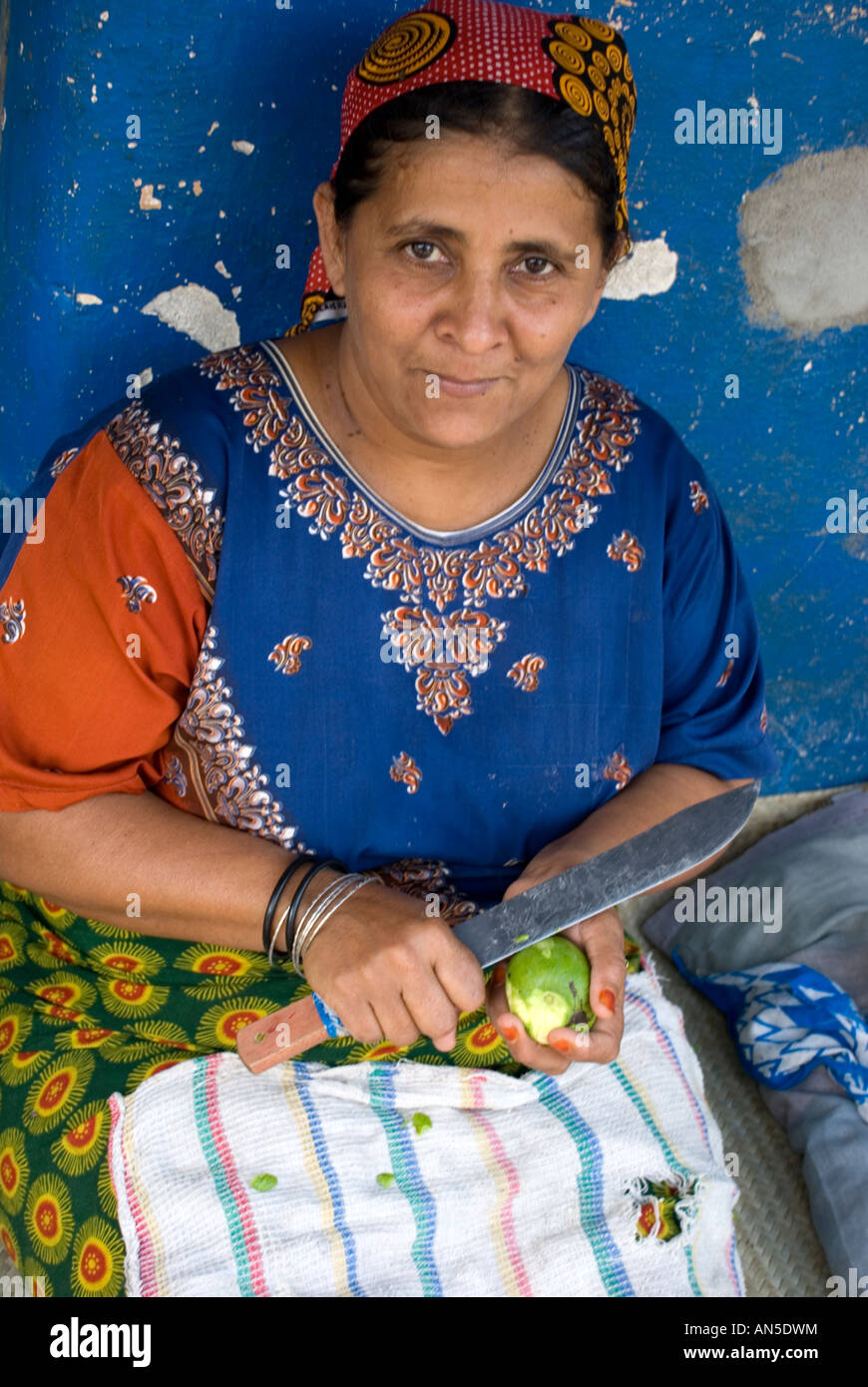 woman peeling vegetables, ilha de mozambique Stock Photo