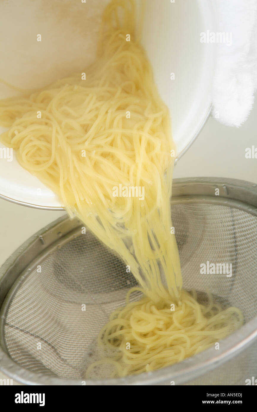 Pouring pasta water hires stock photography and images Alamy