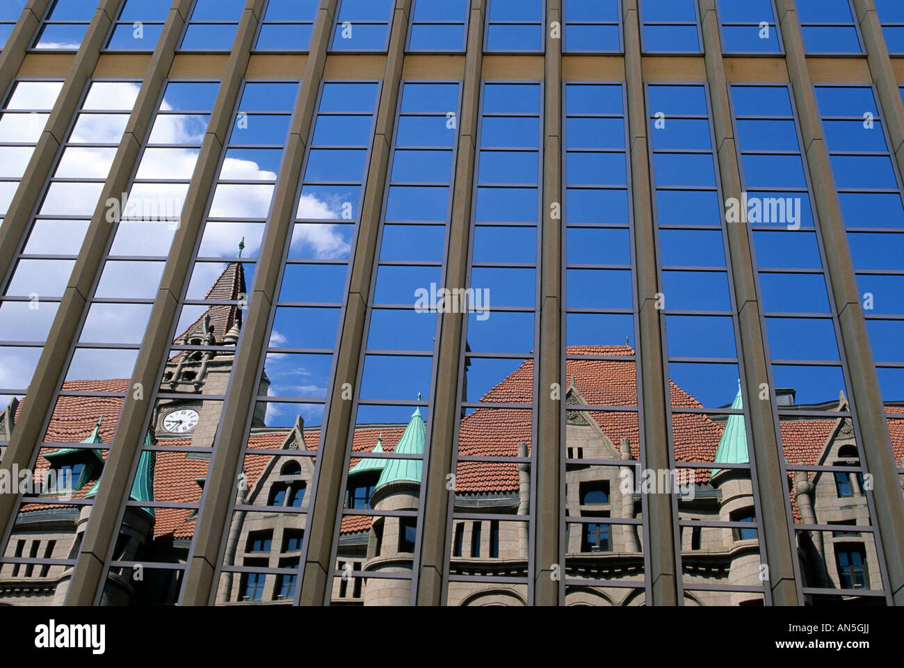 REFLECTION OF HISTORIC LANDMARK CENTER IN RICE PARK AREA OF DOWNTOWN ST.PAUL, MINNESOTA. Stock Photo