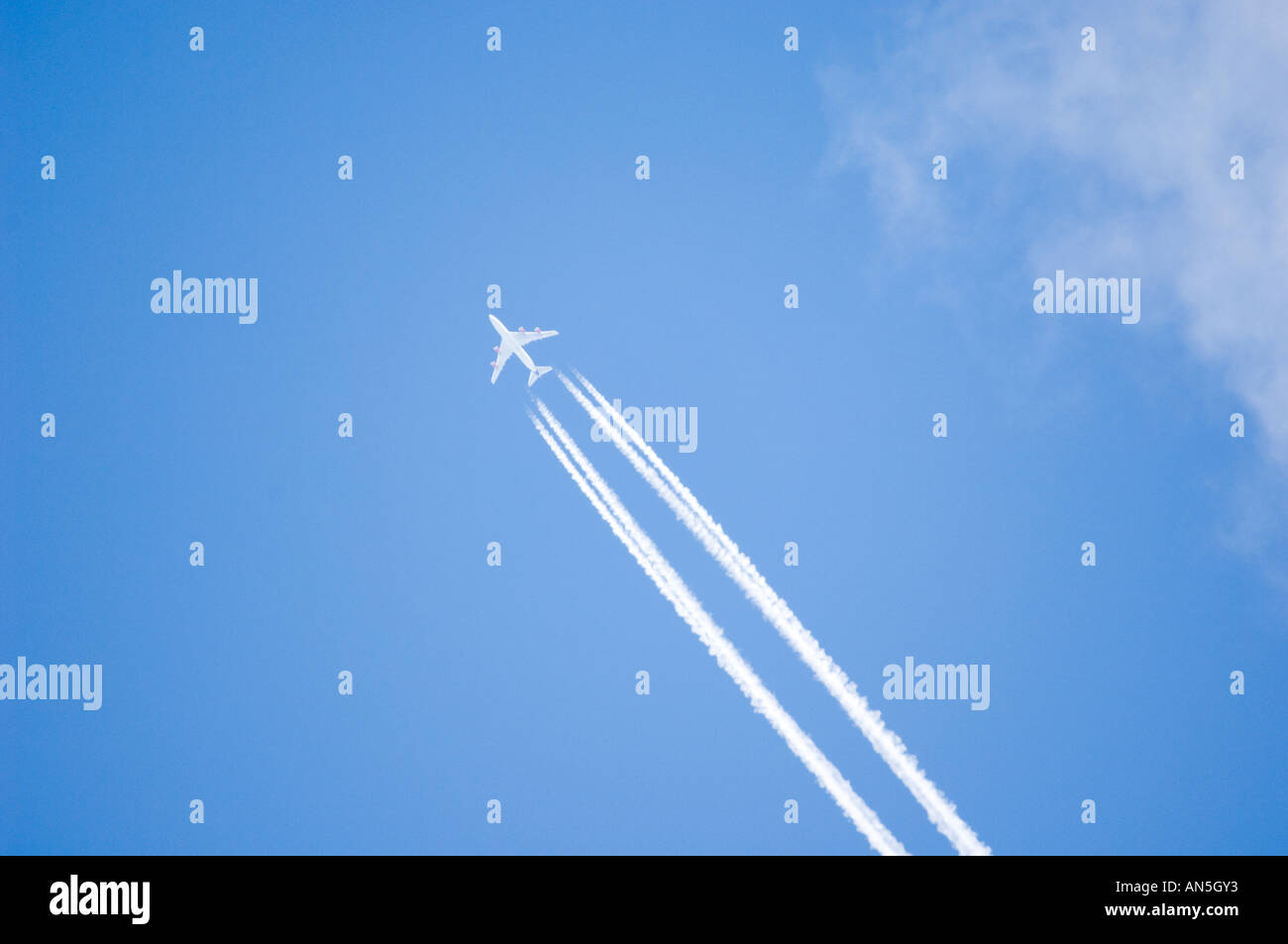 Contrails usa airplane hi-res stock photography and images - Alamy
