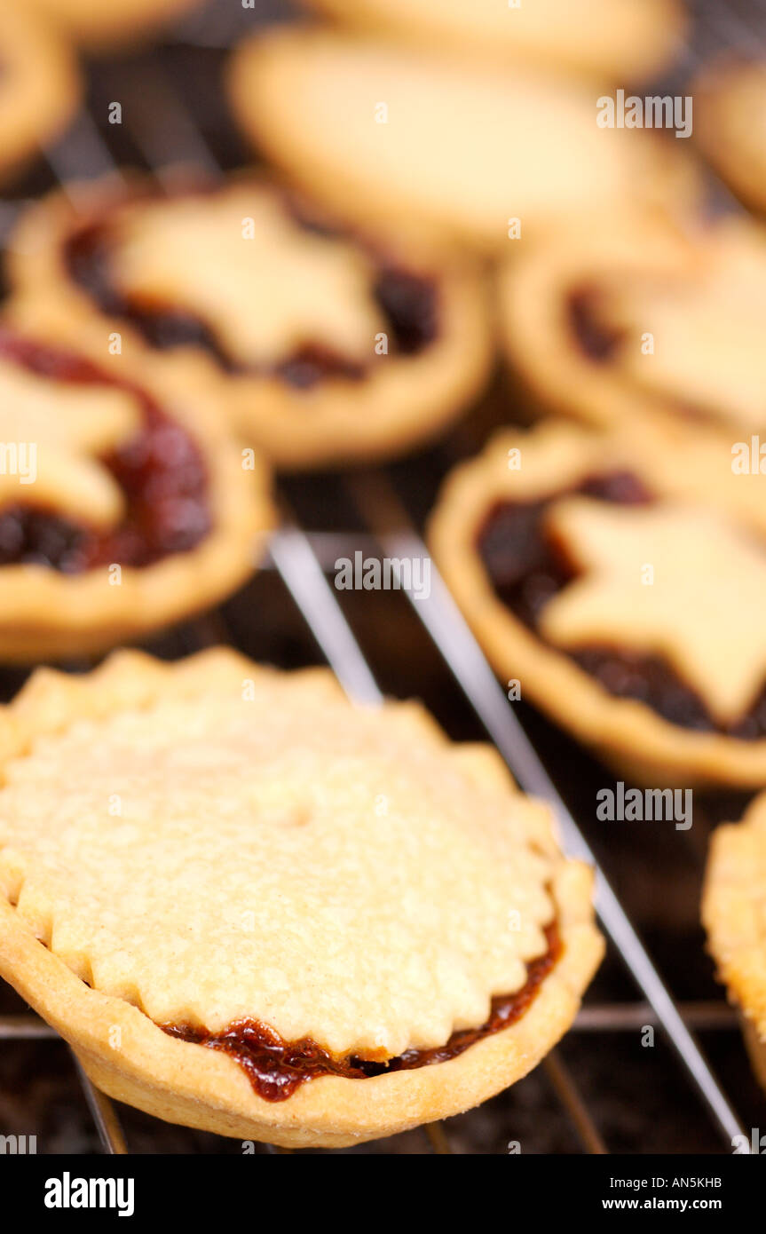 Mince pies cooling on wire cooling rack Stock Photo - Alamy