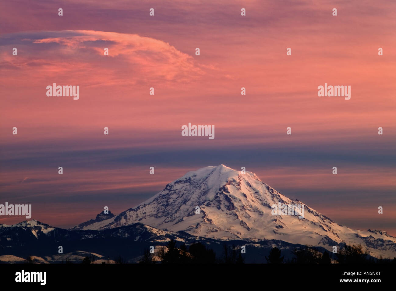 Mt rainier lenticular cloud sunset hi-res stock photography and images ...
