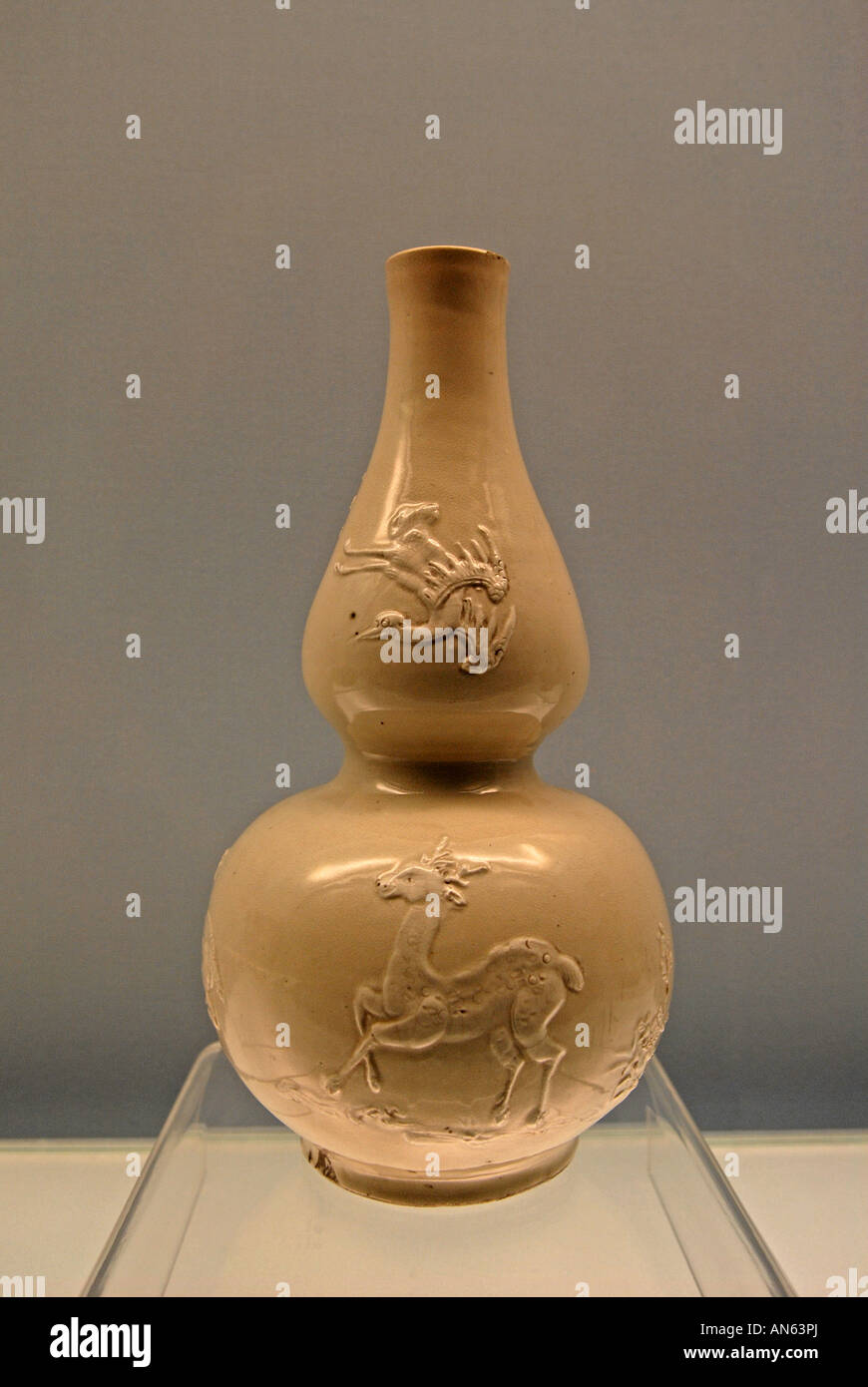 Chinese porcelain vase hi-res stock photography and images - Alamy