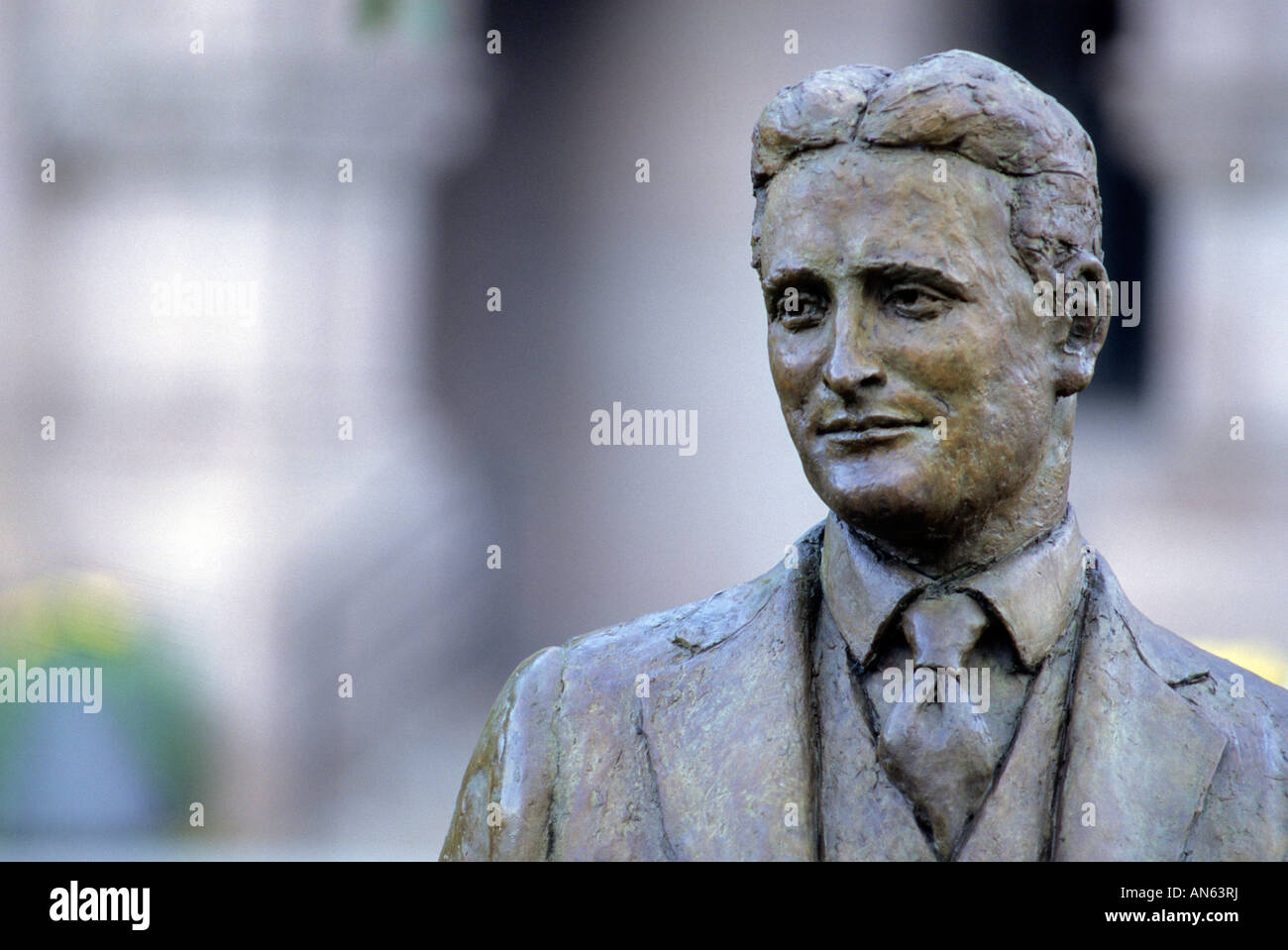 STATUE OF FAMOUS WRITER F. SCOTT FITZGERALD IN RICE PARK, DOWNTOWN ST.PAUL, MINNESOTA. Stock Photo