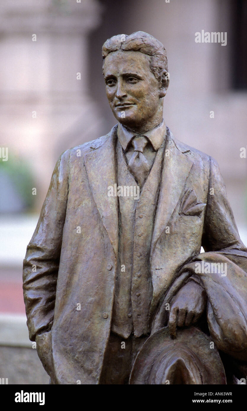STATUE OF FAMOUS WRITER F. SCOTT FITZGERALD IN RICE PARK, DOWNTOWN ST.PAUL, MINNESOTA. Stock Photo