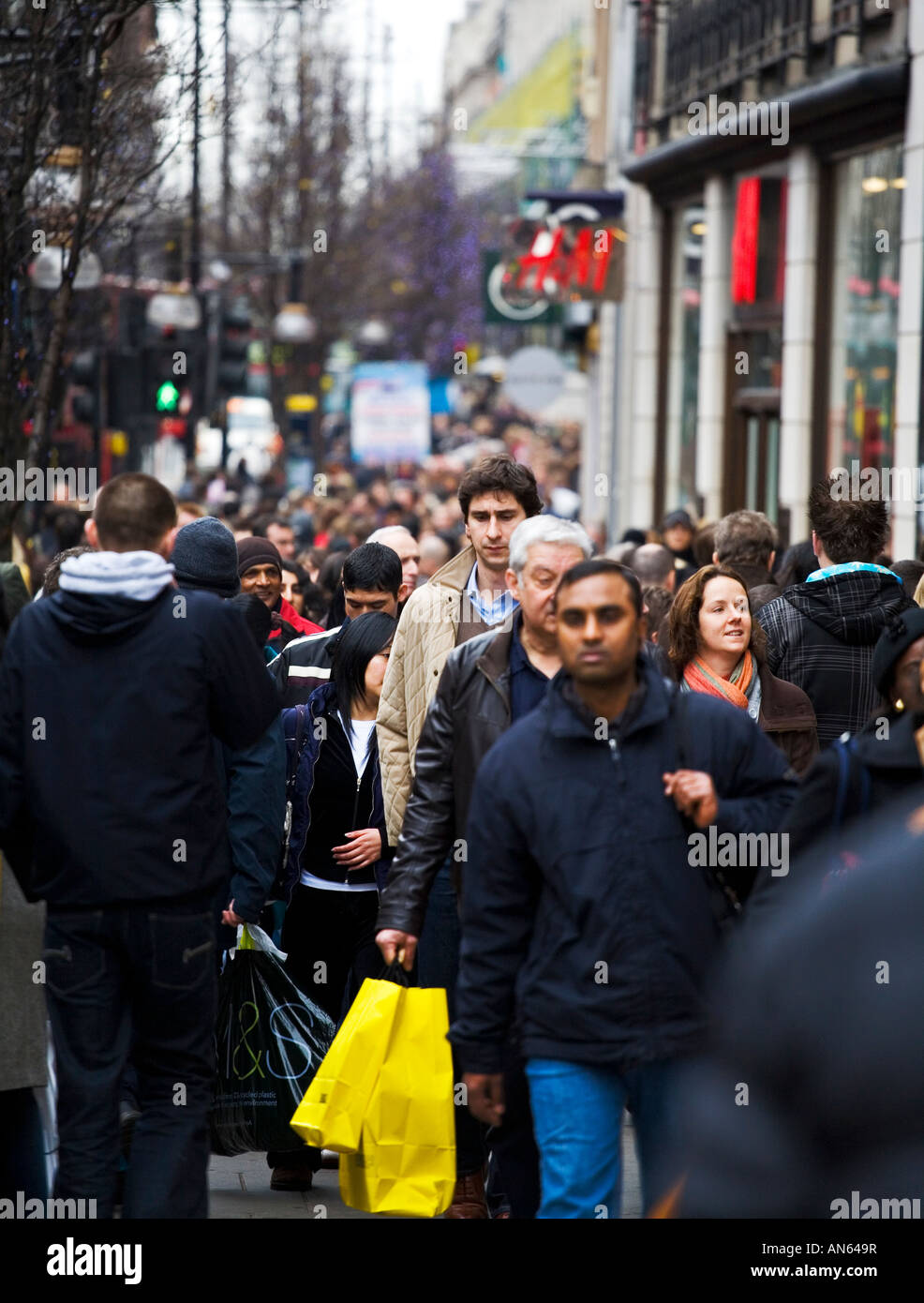 Crowd street hi-res stock photography and images - Alamy