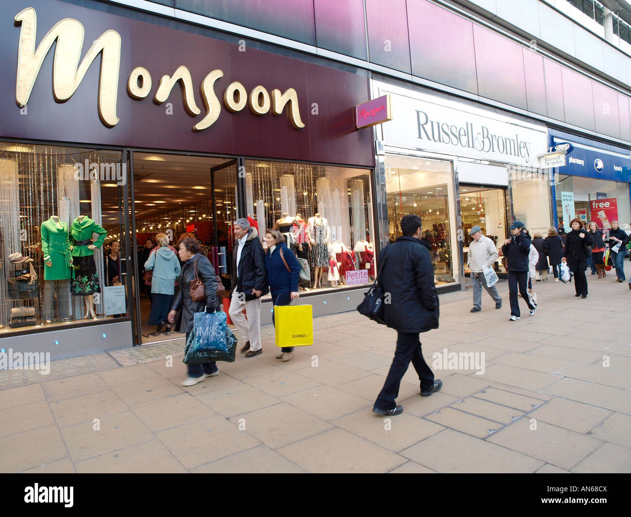 Shoppers Oxford Street London. Credit crisis hits traders Stock Photo