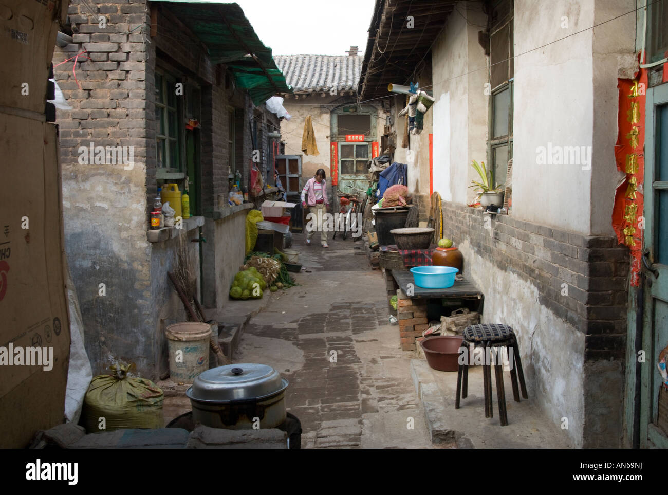 China Shanxi Pingyao Hutong narrow path in a poor neighbourhood Stock Photo
