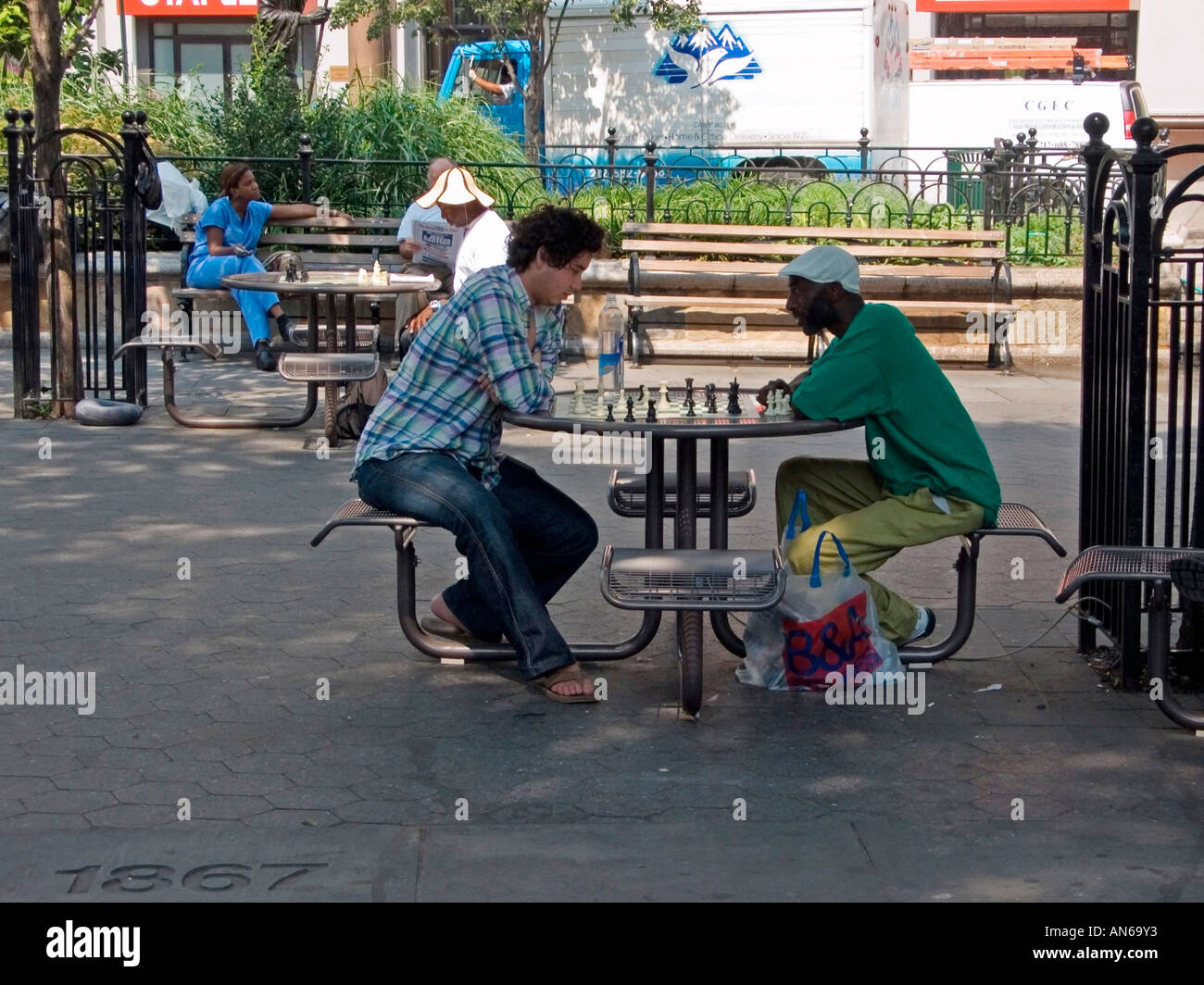 Avid chess players in Bryant Park midtown Manhattan, NYC Stock Photo - Alamy