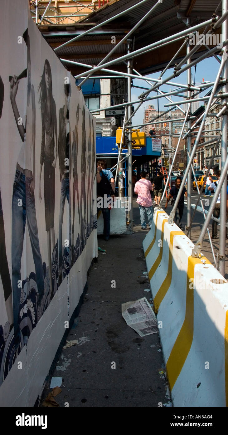Nyc scaffolding hi-res stock photography and images - Alamy