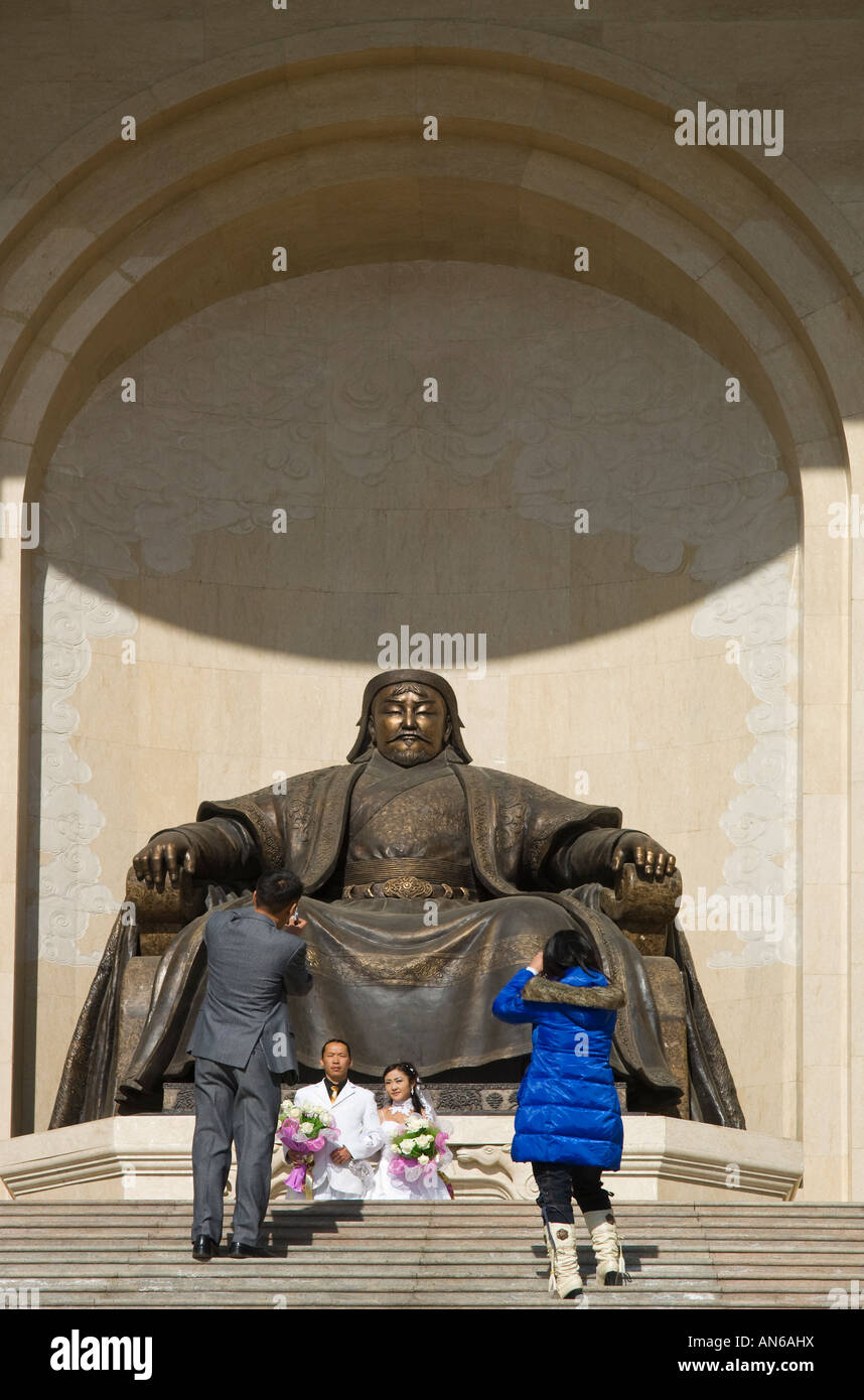 Mongolia Ulaanbaatar Sukhbaatar square wedding ceremony with chinggis khaan statue Stock Photo
