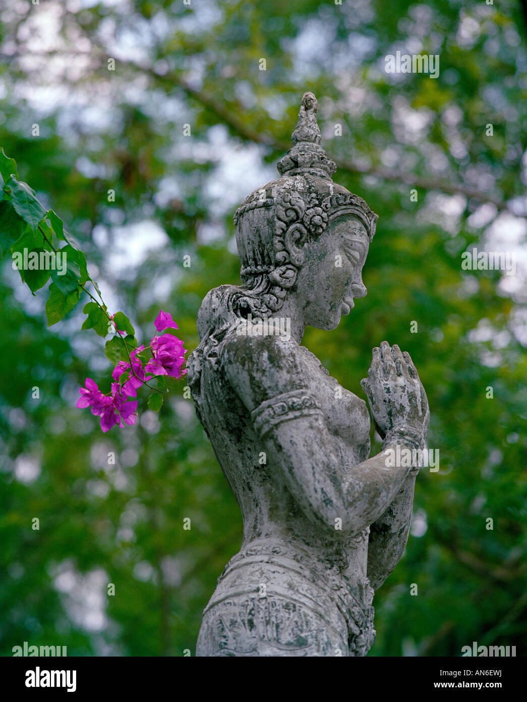 betende Tempeltänzerin mit Blume praying female temple dancer with flowers in Ayutthya Stock Photo