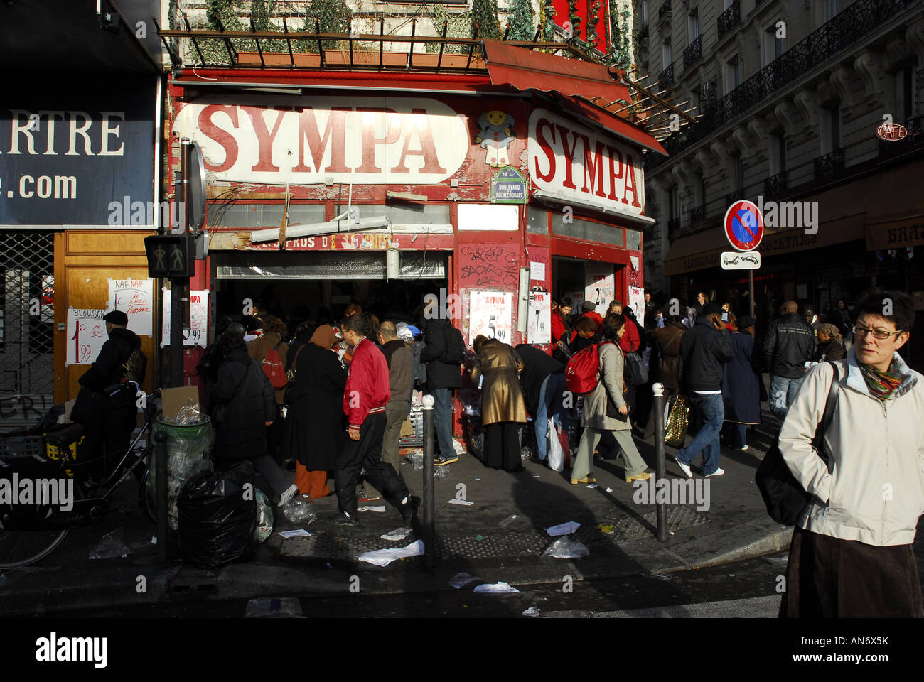 Paris street scene on the Rue De Clichy Stock Photo Alamy