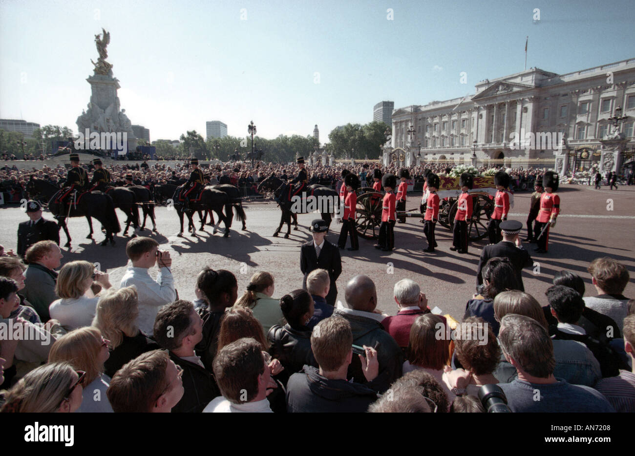 Princess Diana funeral cortege passes Buckingham palace Stock Photo