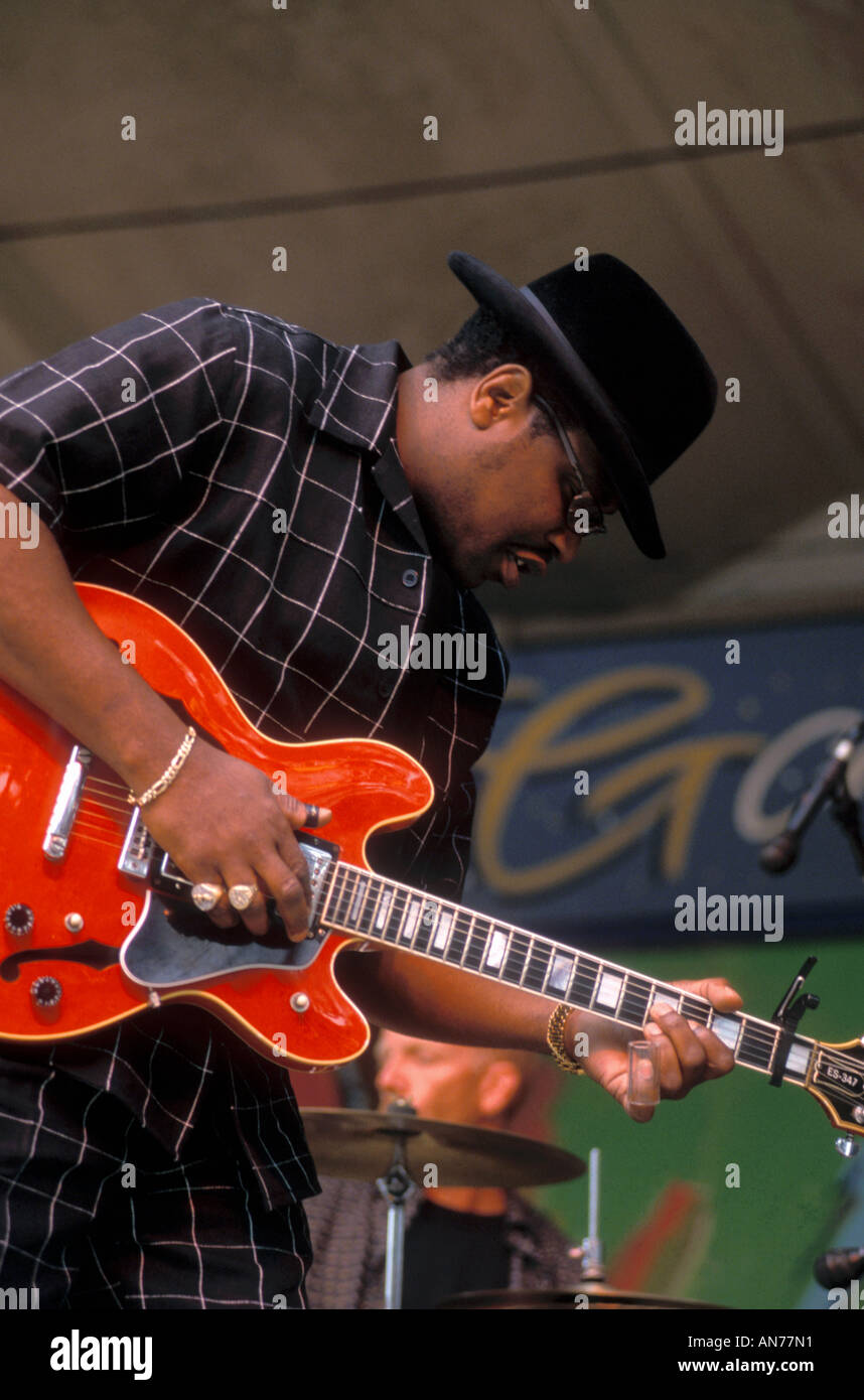 BIG BILL MORGANFIELD plays SLIDE GUITAR like his father MUDDY