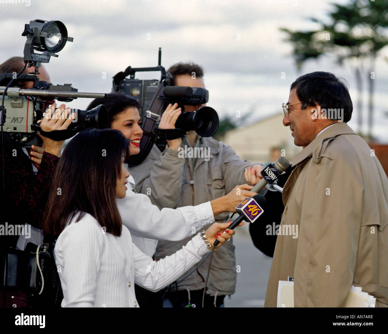 Former Chief of Staff at the White House Clinton Administration LEON PANETTA talks with  Dina Ruiz and other TV media Stock Photo