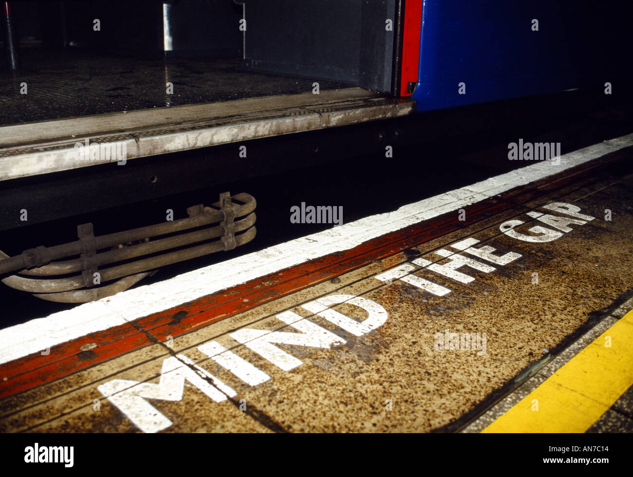 Mind the step train platform sign hi-res stock photography and images ...