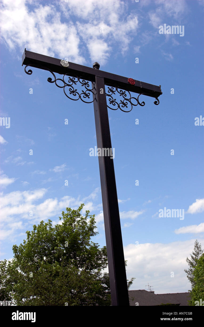 Cross showing White rose of Yorkshire and red rose of Lancashire in
