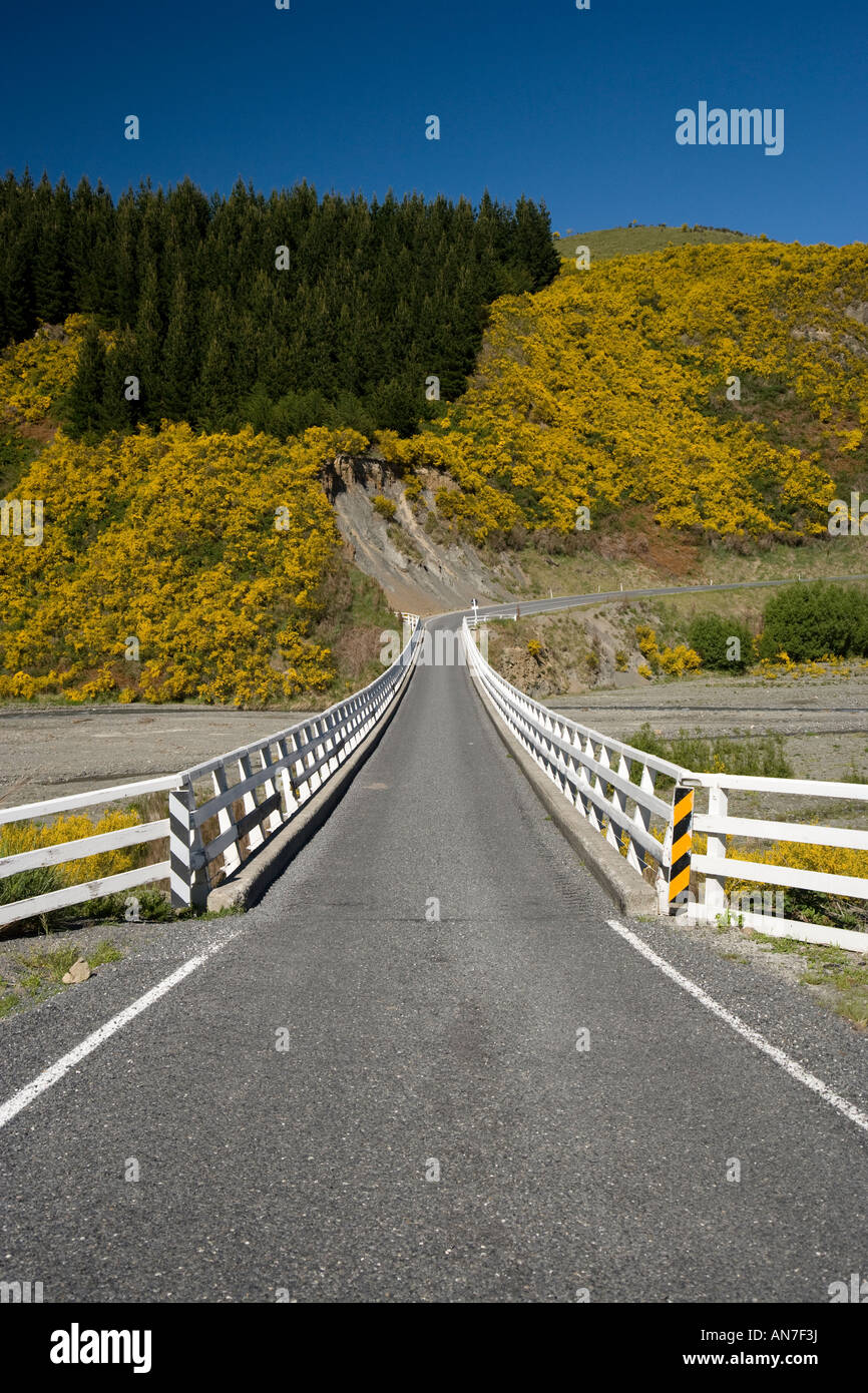 A single lane bridge in New Zealand Stock Photo Alamy