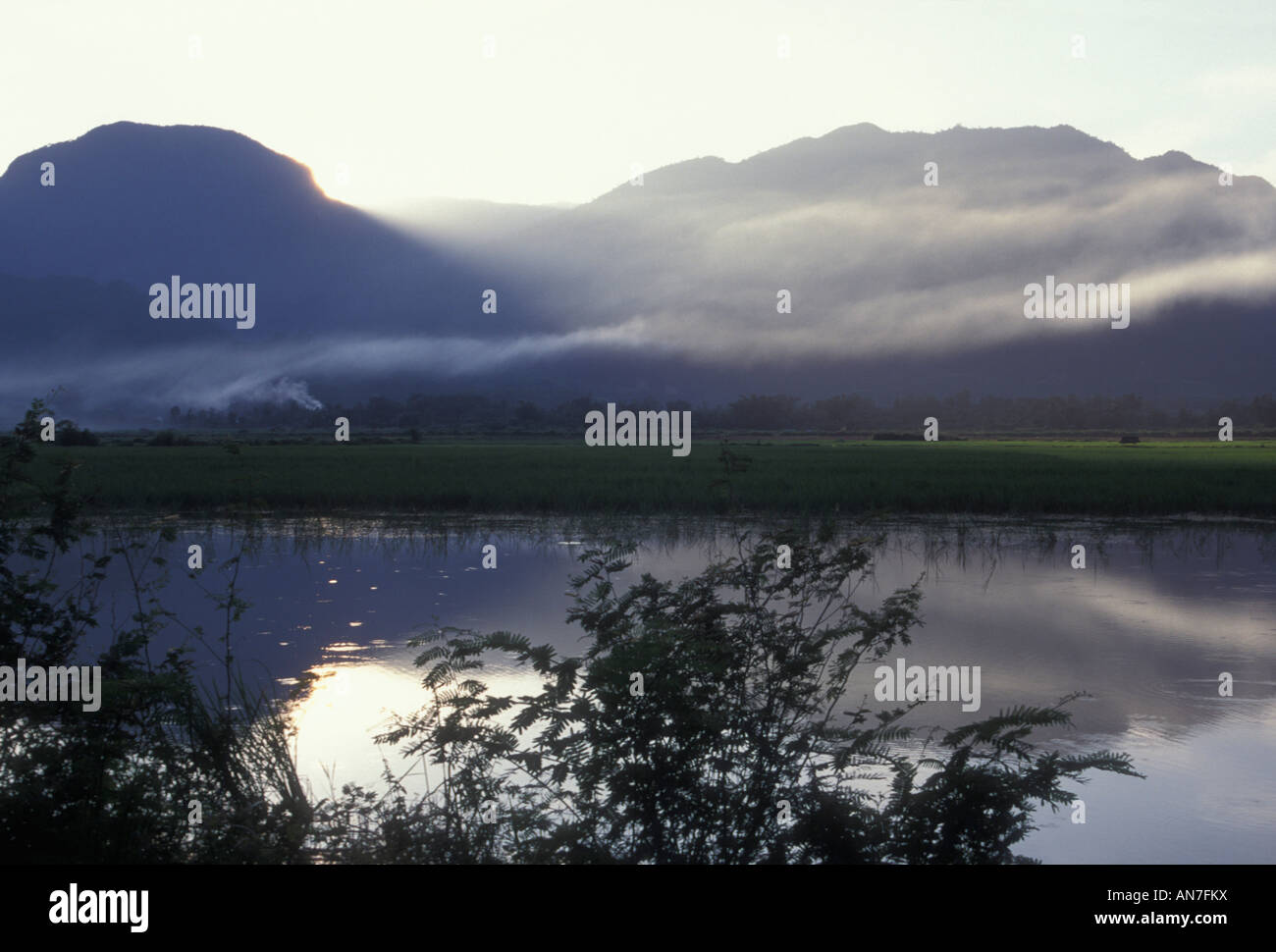 Rolling mist over lake hi-res stock photography and images - Alamy