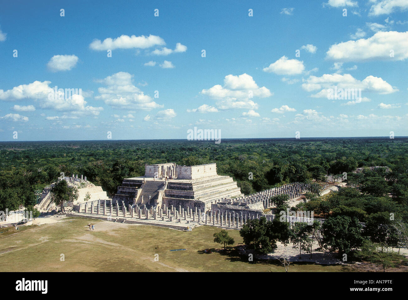 The Mayan site of Chichen Itza spreads across a plain towering over the site is the stepped structure of the Temple of the Warriors with the Court of the Thousand Columns below and the chacmool at the top of the stairs Stock Photo
