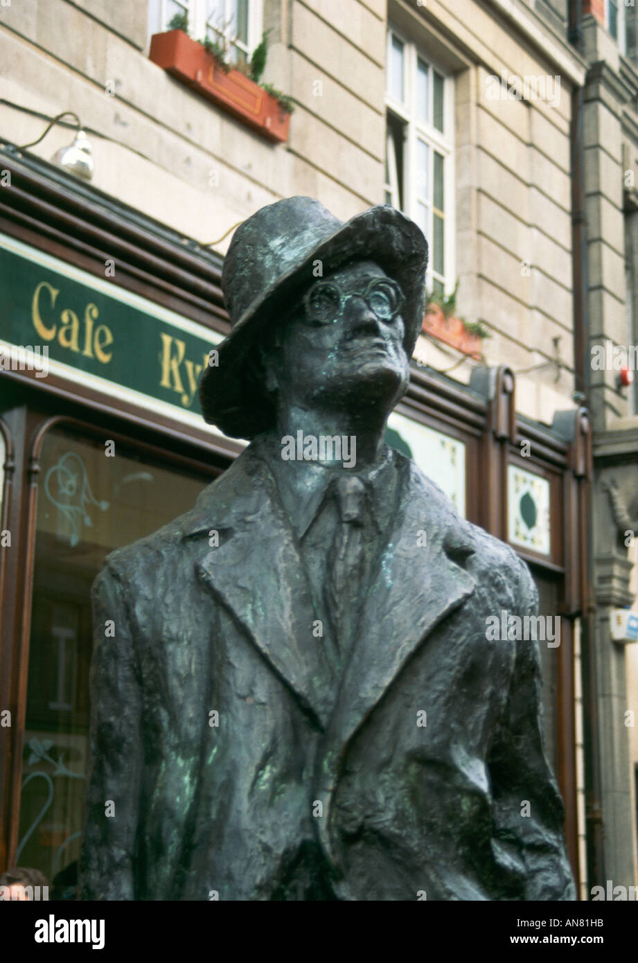 A statue of James Joyce stands in the centre of Dublin commemorating the city s greatest writer Stock Photo