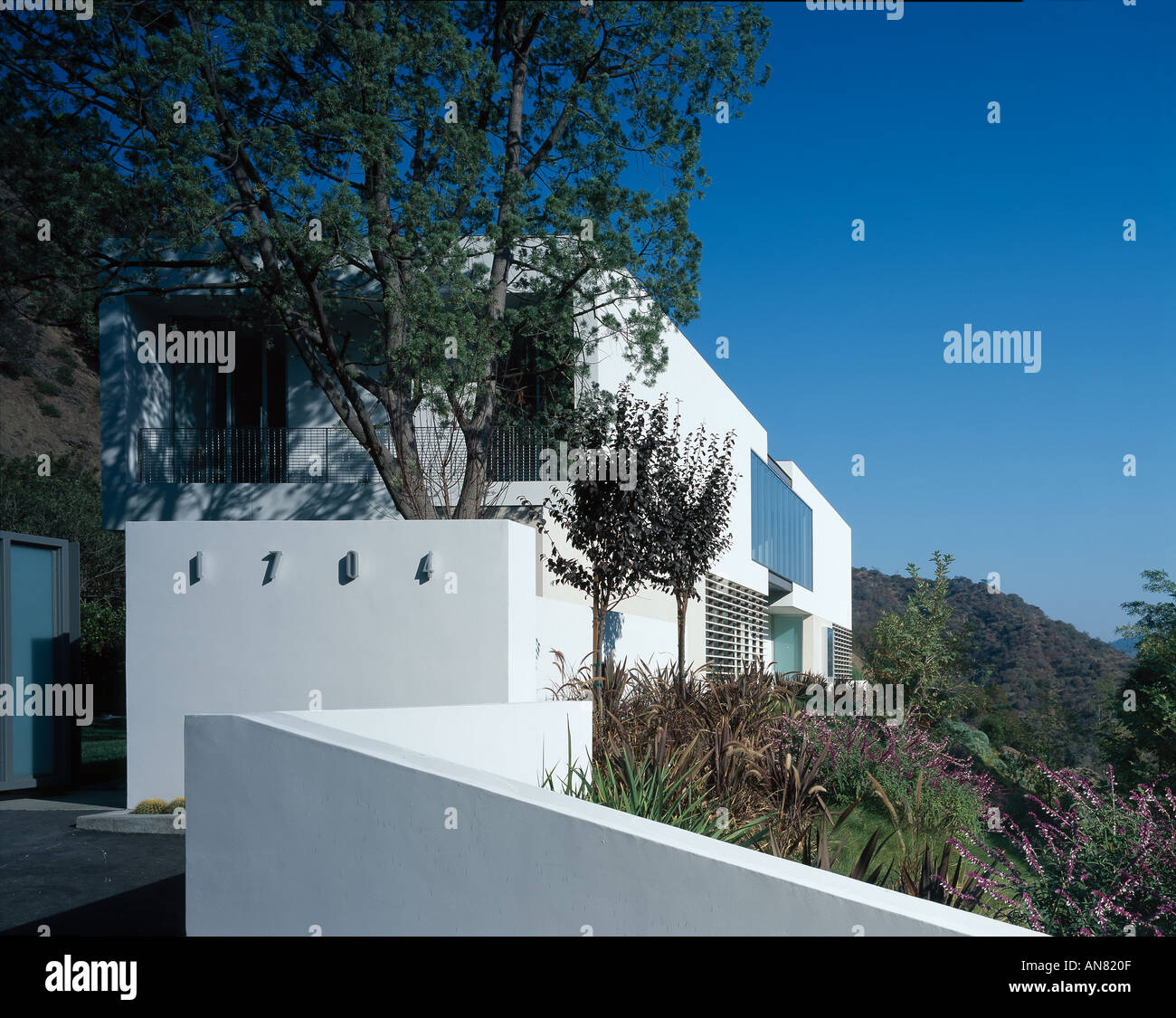 Oshry Residence, Bel Air, California. Exterior from entrance drive. Architect: SPF Architects Stock Photo
