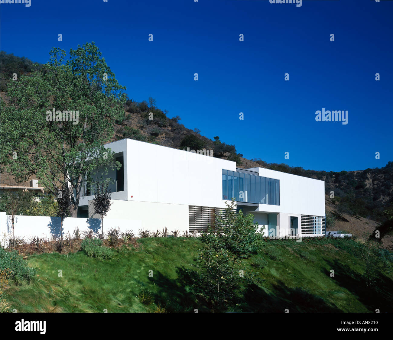 Oshry Residence, Bel Air, California. Exterior of house and hillside. Architect: SPF Architects Stock Photo