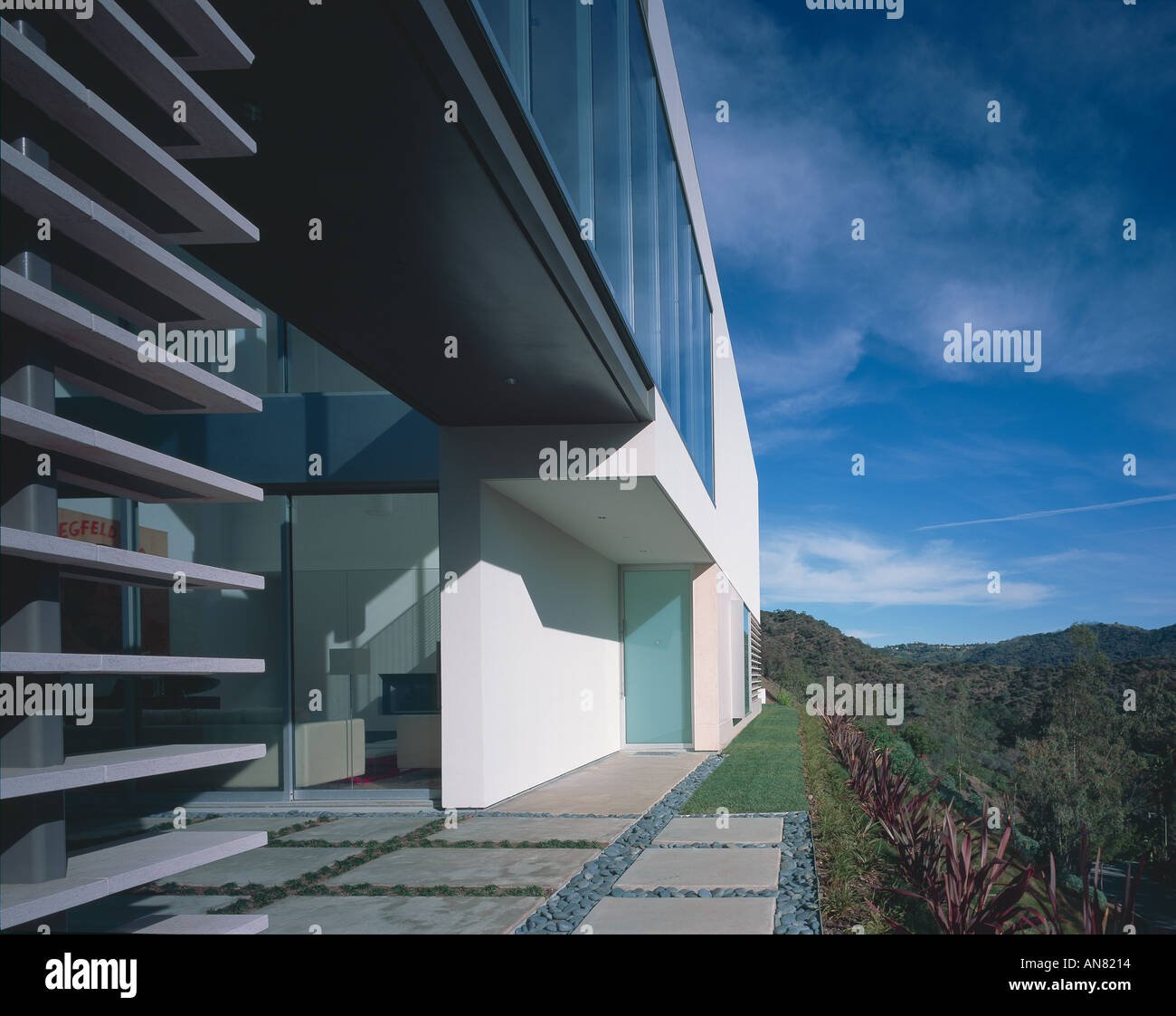 Oshry Residence, Bel Air, California. Exterior with footbridge. Architect: SPF Architects Stock Photo